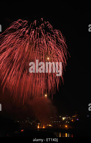 Feu d'artifice pour le festival Diwali ; Pune ; Maharashtra ; Inde ; Asie ;Asiatique ; Indien Banque D'Images