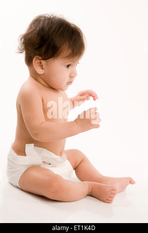 Baby sitting Wearing Nappy Pune Maharashtra Inde Asie Oct 2010 M.# 686 U Banque D'Images