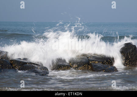 vagues de l'océan de mer frappant des rochers Vagator Beach Goa Inde Asie Banque D'Images