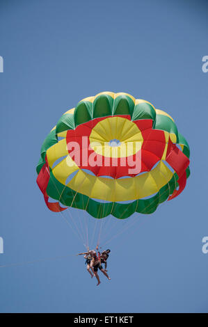 Parachute ascensionnel parakting Colva Beach Goa Maharashtra Inde Asie Banque D'Images
