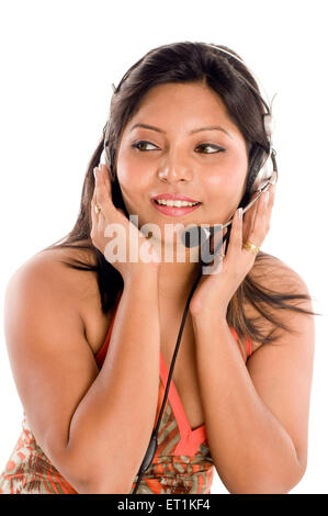 South Indian girl wearing haut et d'écouter la musique à Pune Maharashtra en Inde Asie M.# 686X Banque D'Images