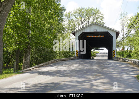 Pont couvert, Baumgardner Mill Pont couvert au-dessus de Pecea Creek, comté de Lancaster, Pennsylvanie, États-Unis. Banque D'Images