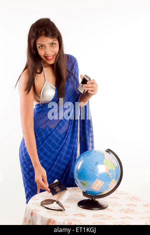 Girl wearing saree globe lunettes de passeport le tableau à Pune Maharashtra en Inde Asie M.# 686Z Banque D'Images