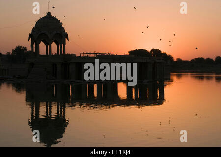 Chhatri Gadisar lake Asie Inde Rajasthan Jaisalmer Banque D'Images