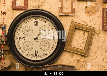 Horloge murale en bois antiques à vendre en Asie Inde Rajasthan Jaisalmer Banque D'Images