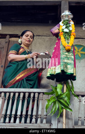 Gudi Padva femme célèbre festival à house Pune Maharashtra Inde Asie M.# 686CC Banque D'Images