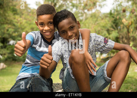 Portrait de deux garçons d'Amérique latine Banque D'Images