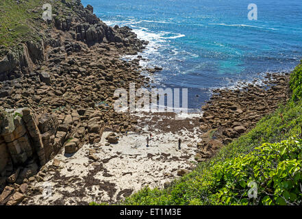 La plage isolée à Porthgwarra cove à Cornwall, UK Banque D'Images