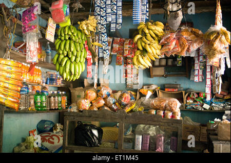 Boutique rurale générale vendant l'épicerie banane ; Karnataka ; Inde ; Asie Banque D'Images