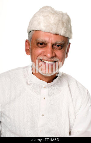 Portrait d'un homme âgé Maharashtrian vêtu d'un Kurta blanc Pune Maharashtra Inde Asie M. #  686P Banque D'Images