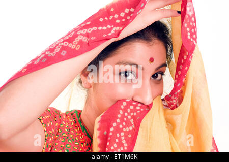 Portrait of Girl wearing Maharashtrian ghagra choli et tête couverte Pune Maharashtra Inde Asie M. #  686EE Banque D'Images