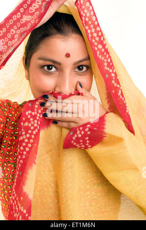 Portrait de jeune fille Maharashtrian couvrant sa bouche avec odhni Pune Maharashtra Inde Asie M. #  686EE Banque D'Images