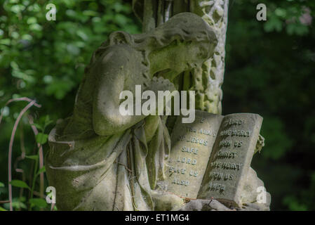 Les pierres tombales dans Abney Park Cemetery, Londres Banque D'Images