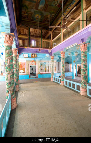 Vue de l'intérieur ; piliers en bois sculpté et peint à Sopandev tombe temple à Sasvad ; village ; district Purandar taluka Pune Banque D'Images