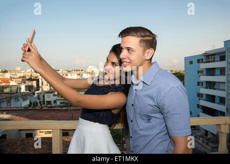 Les adolescents taking self-portrait de concert en plein air Banque D'Images