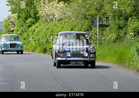 1965/67 Sunbeam Rapier Series V berline bleu on country road, Burnfoot, comté de Donegal, Irlande Banque D'Images