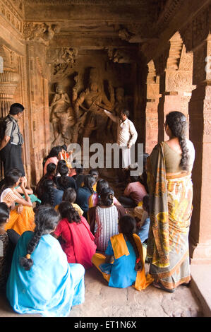 Professeur donnerait de l'information aux élèves dans la grotte ; Badami ; ; ; Inde Karnataka Bagalkot Banque D'Images