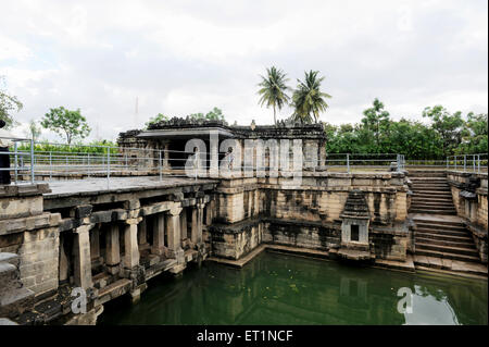 Manikesvara temple et renforcé dans le réservoir ; Lakkundi ; Inde Karnataka ; Gadag Banque D'Images