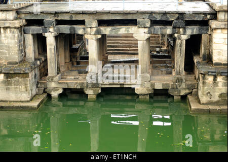 Manikesvara temple et renforcé dans le réservoir ; Lakkundi ; Inde Karnataka ; Gadag Banque D'Images