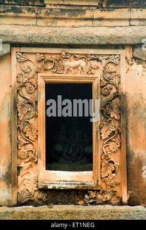 Alcôve de la fenêtre du temple ; Sravanabelagola ; Hassan ; Karnataka ; Inde ;Asie Banque D'Images