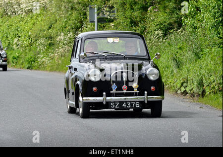 Austin A35 ; noir ; classique petit British salon de voiture 1957 4-porte on country road, Burnfoot, comté de Donegal, Irlande Banque D'Images