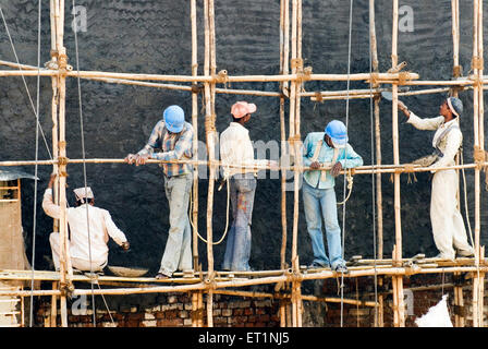 Ouvriers de la construction échafaudage de bambou Bombay Mumbai Maharashtra Inde Asie Banque D'Images