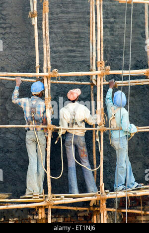 Ouvriers de la construction échafaudage de bambou Bombay Mumbai Maharashtra Inde Asie Banque D'Images