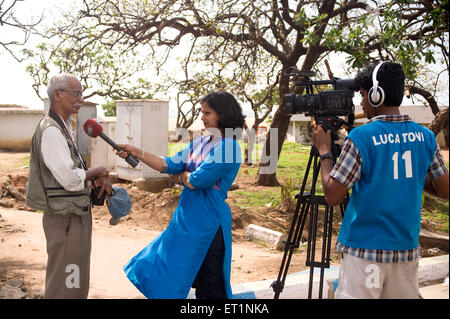 Interview du photographe par un journaliste sur la chaîne de télévision locale, Inde Banque D'Images