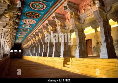 Les corridors et les piliers sculptés de rameshwaram temple ; Tamil Nadu Inde ; Banque D'Images