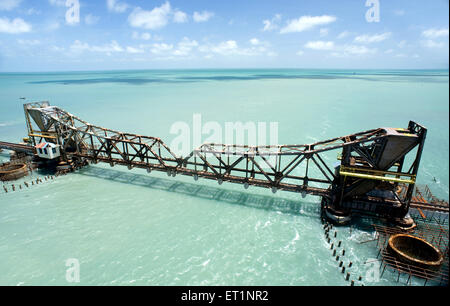 Le pont de Pamban, pont ferroviaire, relie la ville de Mandapam à l'île de Pamban, Rameswaram ; Tamil Nadu ; Inde Banque D'Images