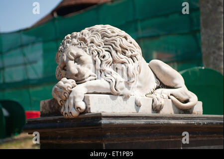 Statue de lion de couchage ; Musée Napier ; Trivandrum ; Thiruvananthapuram ; Kerala ;Inde ; Asie Banque D'Images