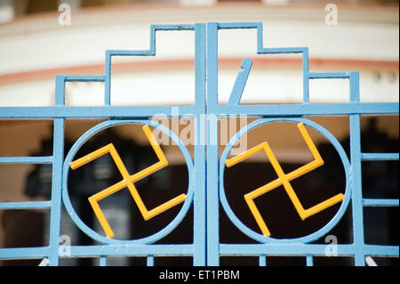 Symbole de Swastik métal, symboles religieux hindous de swastika Banque D'Images