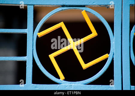 Symbole de Swastik métal, symboles religieux hindous de swastika Banque D'Images