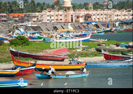 Bateaux de pêche ; Plage de Thangassery ; Quilon ; Kolam ; Kerala ;Inde ; Asie Banque D'Images