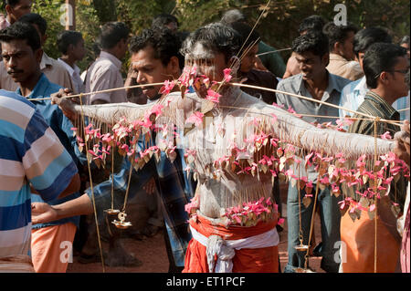 Spike piercing homme grâce à l'accomplissement de vœu dans Thaipusam joues ; festival ; Inde Kerala NOMR Banque D'Images