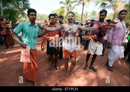 Spike piercing homme grâce à l'accomplissement de vœu dans Thaipusam joues ; festival ; Inde Kerala NOMR Banque D'Images