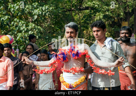 Spike piercing homme grâce à l'accomplissement de vœu dans Thaipusam joues ; festival ; Inde Kerala NOMR Banque D'Images