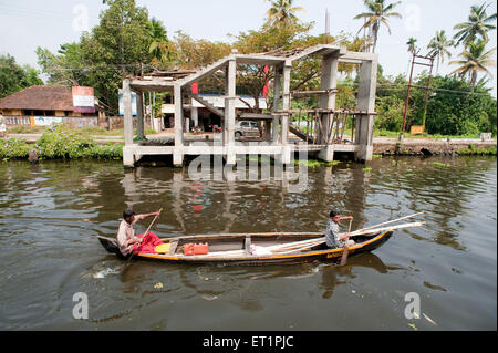 Canoë dans le fond ; Alleppey ; Alappuzha ; Kerala ; Inde ;Asie Banque D'Images