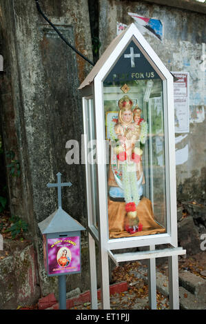 Statue de la mère Marie et de Jésus en boîte de verre ; Alleppey ; Alappuzha ; Kerala ; Inde Banque D'Images