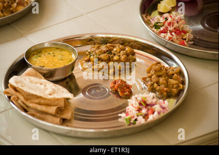 Konkani végétarien thali déjeuner roti dal salade de légumes cornichons inde asie Banque D'Images