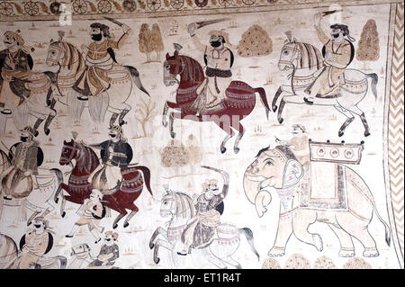 Fresque peinture murale de soldats sur des chevaux à Lakshminarayan temple Orchha ; ; ; ; Tikamgarh Madhya Pradesh Inde Banque D'Images