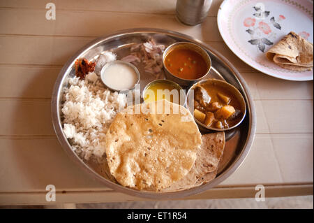 Thali végétarien ; Raigadh ; Maharashtra Inde ; Banque D'Images