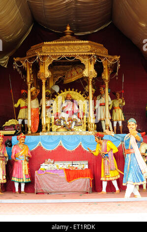 Sculpture de darbar du roi Maratha Shivaji ; sculpture de Shivaji ; fort d'Akluj ; Shivsrushti Killa ; Solapur ;Maharashtra ; Inde Banque D'Images