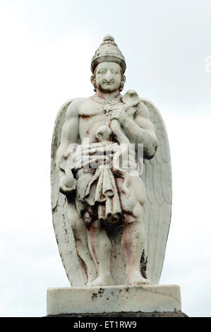 Statue en marbre de Garuda dans yamai mandir à aundh ; ; ; Inde Maharashtra Satara Banque D'Images