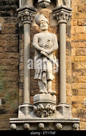 Statues sur tour rajabai de Mumbai à Maharashtra Inde Asie Banque D'Images