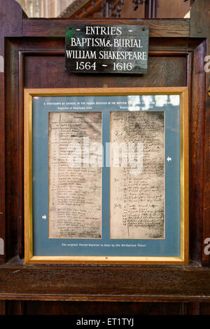 Des copies des entrées dans le registre local de la naissance et de la mort de William Shakespeare dans l'église Holy Trinity, Stratford Banque D'Images
