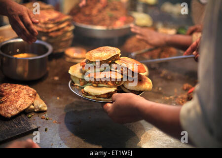 Kheema Pav sur le champ street restaurant pendant Ramzan Mohammed Aii road Bombay Mumbai Maharashtra Inde Banque D'Images