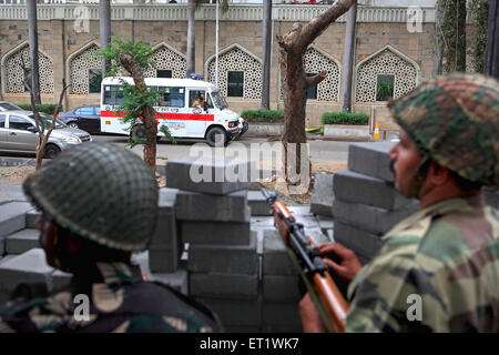 Soldats de garde à l'extérieur de l'hôtel Taj Mahal lors de l'attaque par Deccan Mujahideen le 26 novembre 2008 Mumbai Banque D'Images