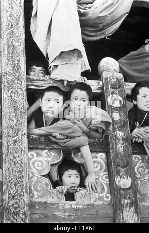 Les jeunes moines pickent de fenêtre dans le monastère à Paro ; Bhoutan ; Asie ; ancienne image millésime des années 1900 Banque D'Images