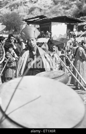 Photos de danseurs et batteurs à l'Tchechu festival à Paro Bhoutan ; Banque D'Images